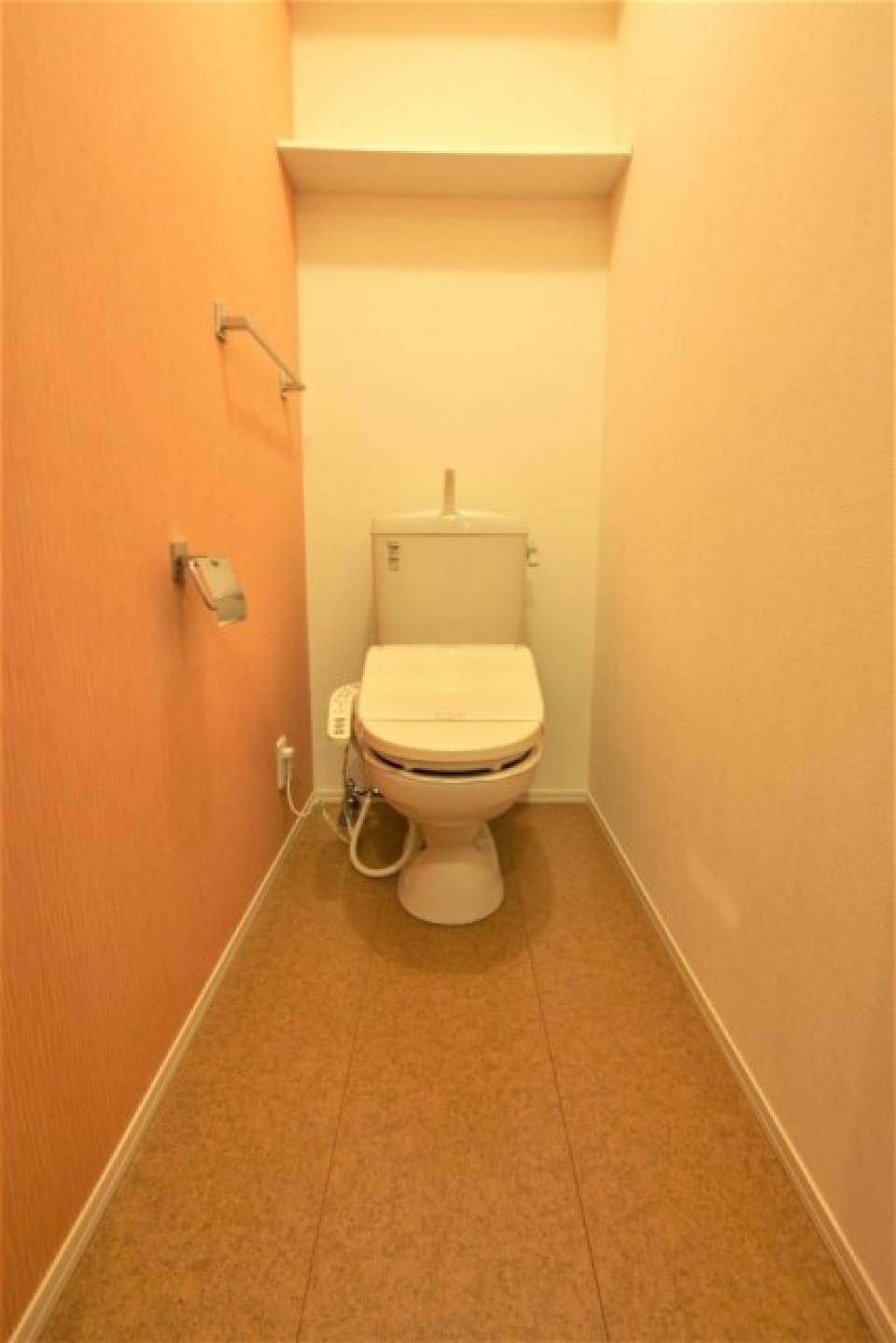 トイレ広いです！ペールオレンジが落ち着く空間に。