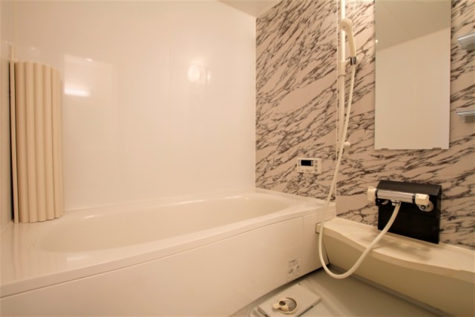大理石風の壁が素敵な浴室