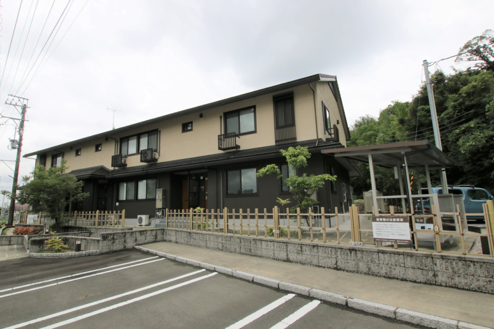 舗装済みの駐車場が建物周りに