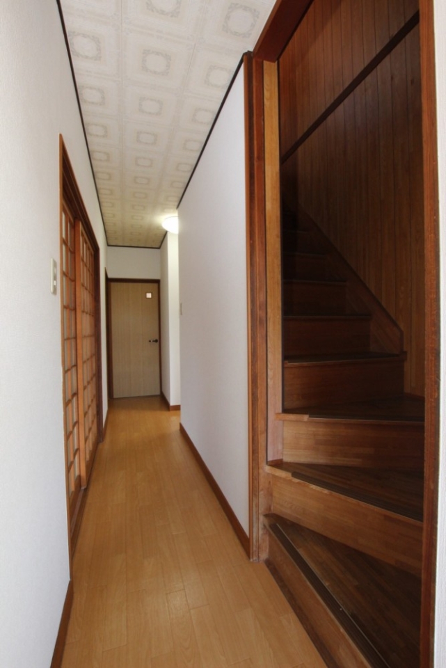 廊下の横には2階へ上がる階段がある。