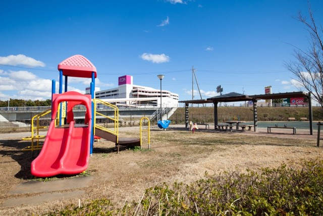 子どもが遊べるマンション横の公園。