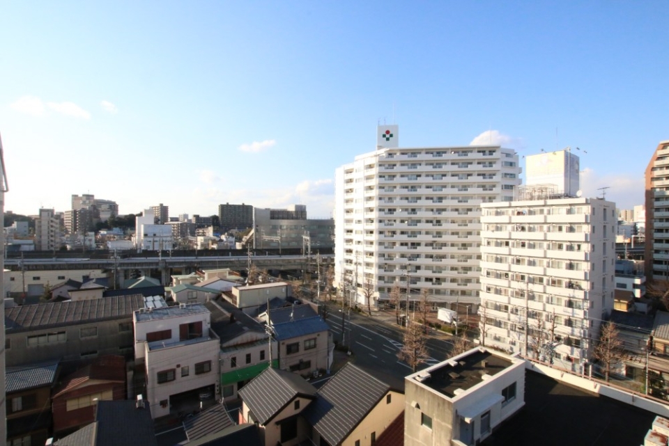 共有通路からの北側の眺め。街中です。東海道線が目の前。