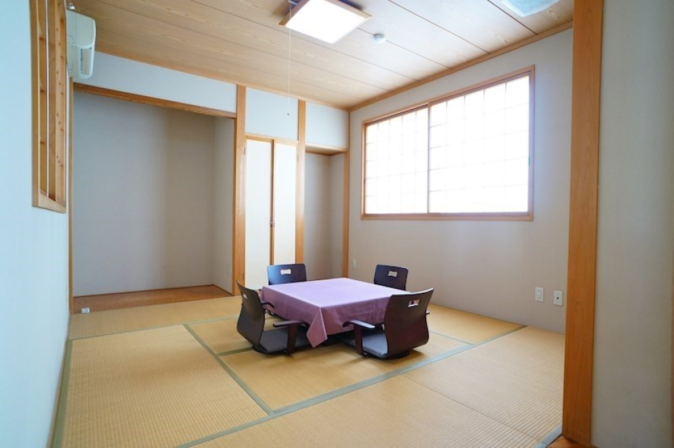 和室8畳。床の間もあって本格的。