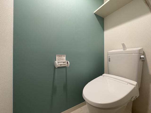 グリーンの壁紙が癒し効果抜群のトイレ。