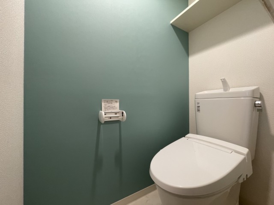 グリーンの壁紙が癒し効果抜群のトイレ。