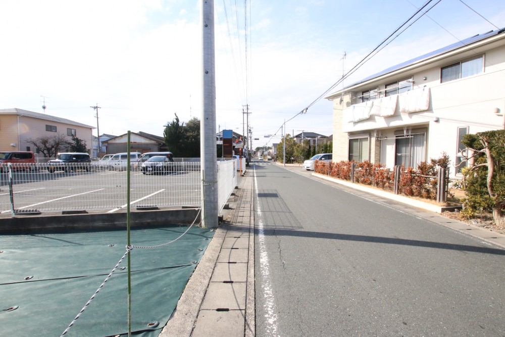 建物前に道路の様子。２台すれ違うのに気を使うくらいの広さ。