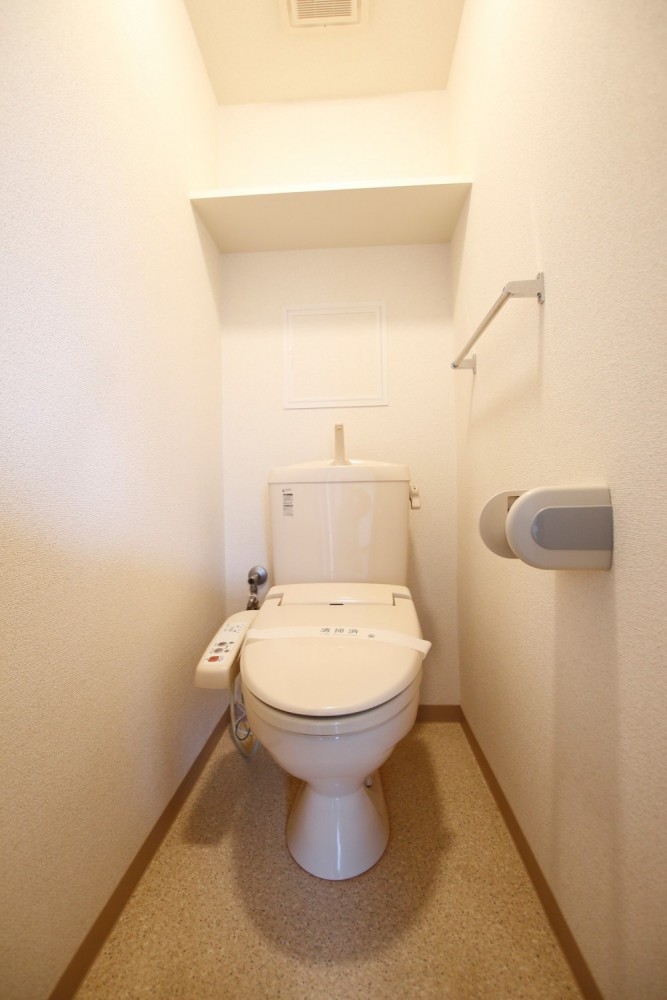 トイレ。収納スペース有り。