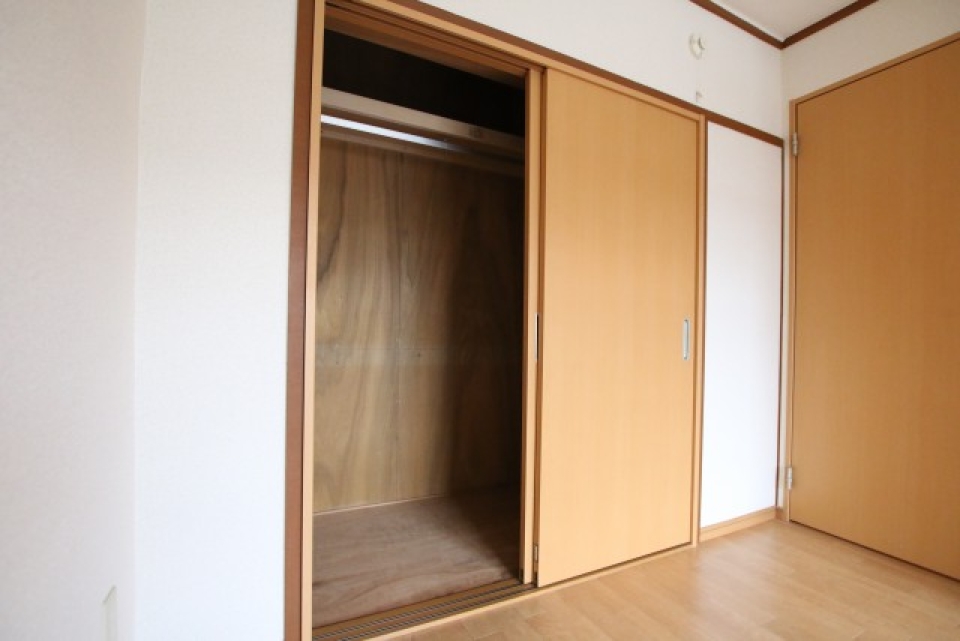 こちらの部屋にも押し入れ付き