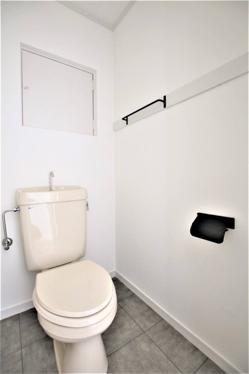 アイアンのホルダーが良い感じのトイレは温水洗浄便座に変更するようです。