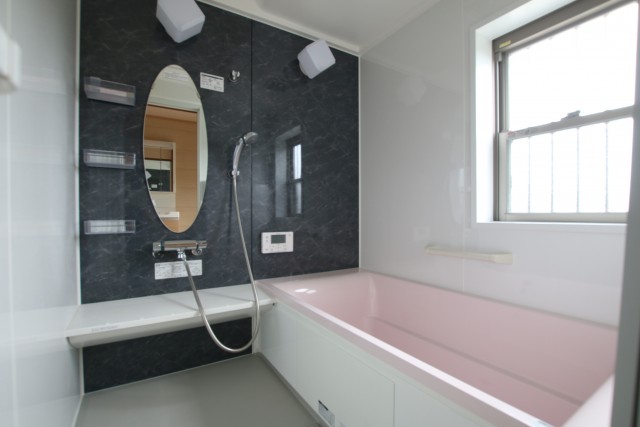 浴槽は薄ピンク。丸い鏡も可愛いですね。