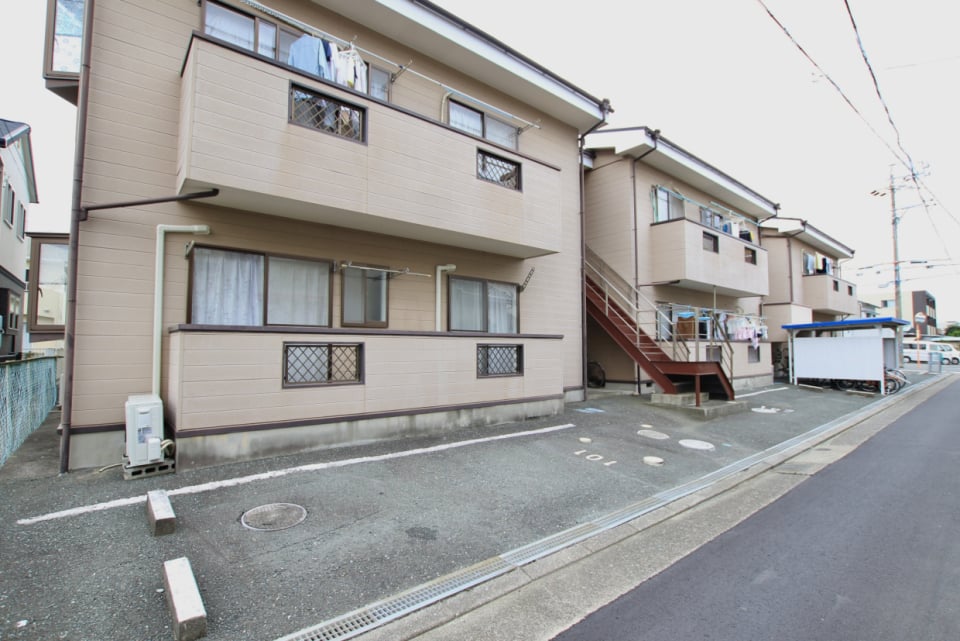 ベランダ前が駐車場です