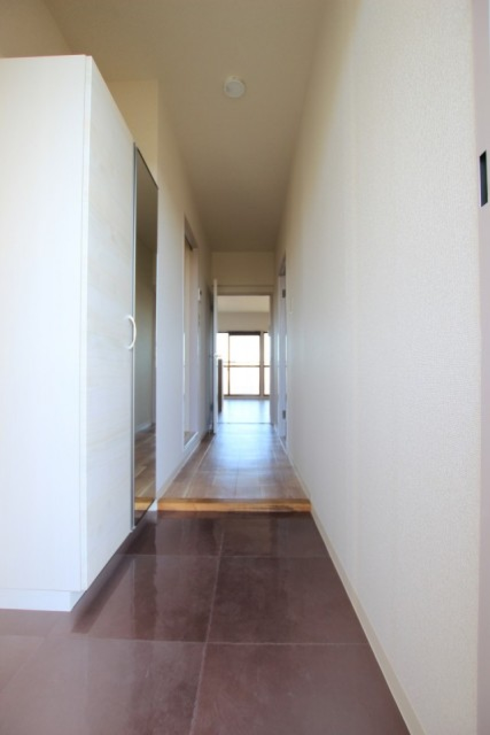 玄関スペース。壁は白でシンプルに。お部屋が明るいです