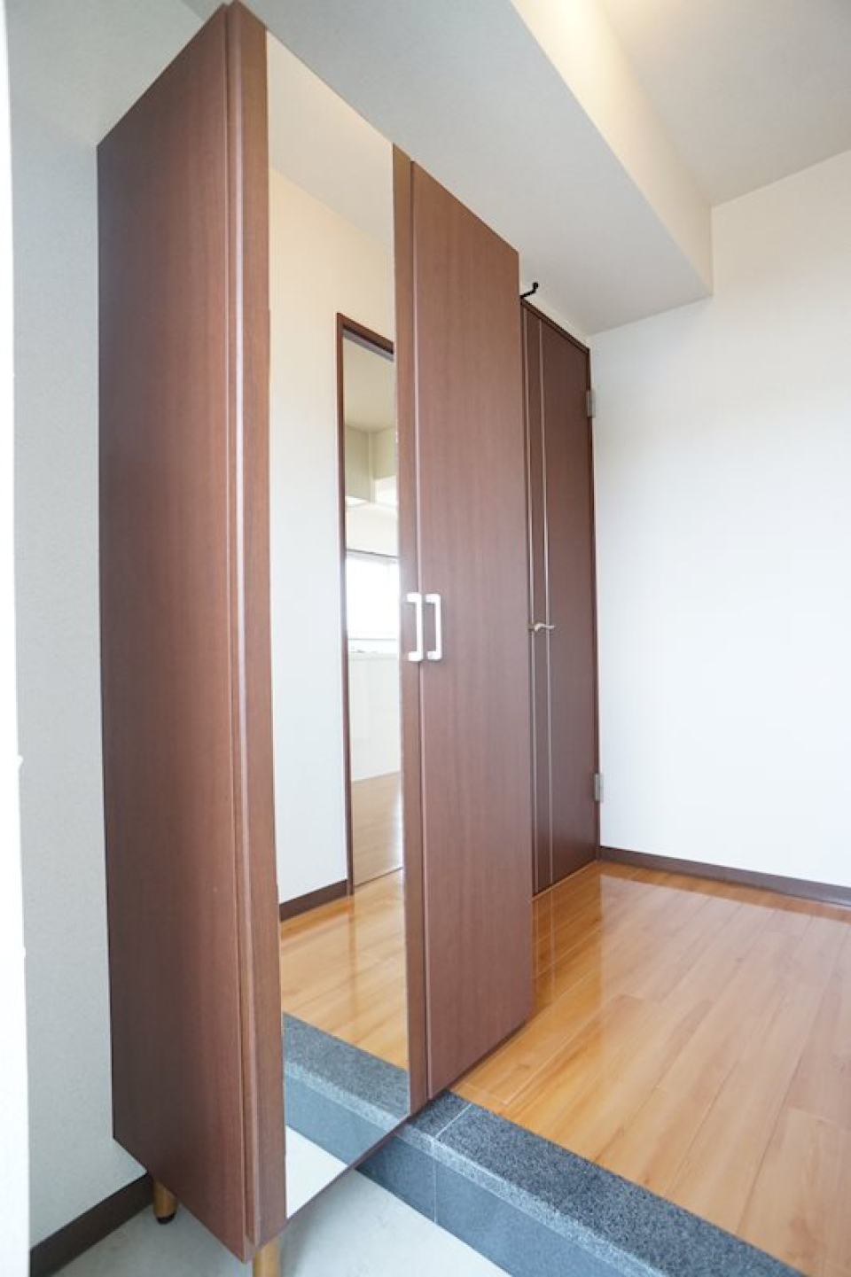 玄関には全身鏡付の大容量シューズボックス！