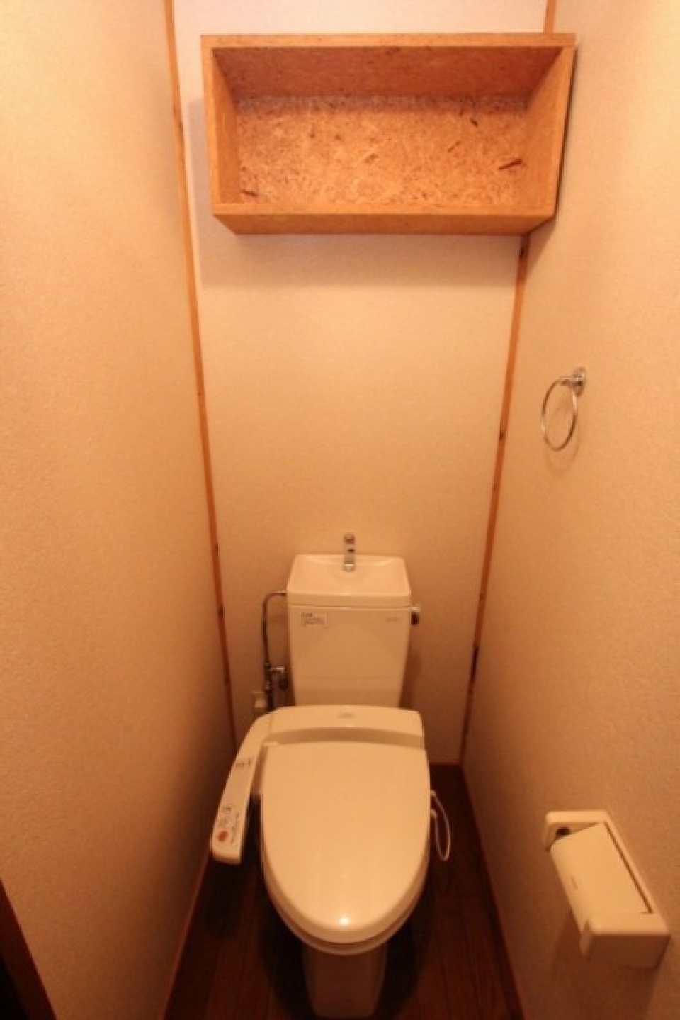 トイレ。OSBボード製の棚がアクセント