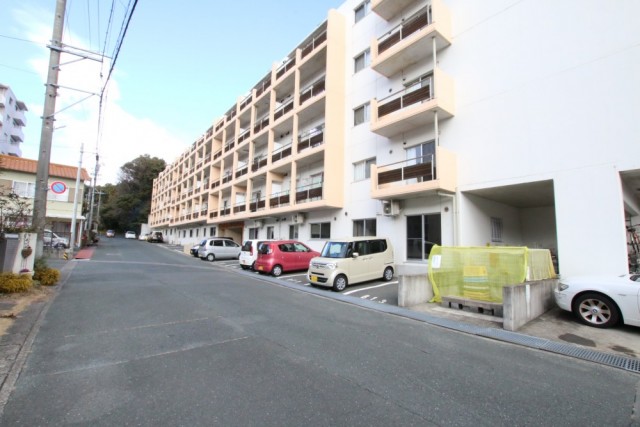 マンション前の道路の先は四ツ池公園。車は行き止まりになります。