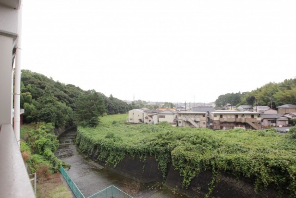 バルコニーからの眺め。川を挟んで住宅街です。