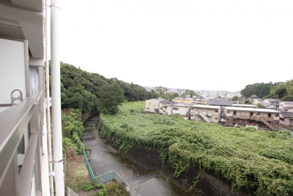 バルコニーからの眺め。川を挟んで住宅街を見下ろします。