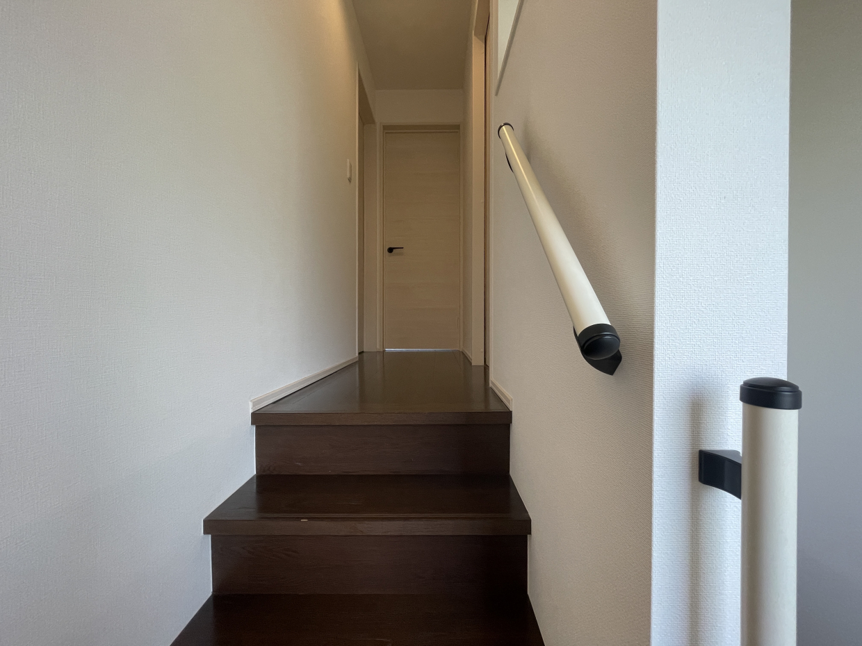 階段には手すり付き