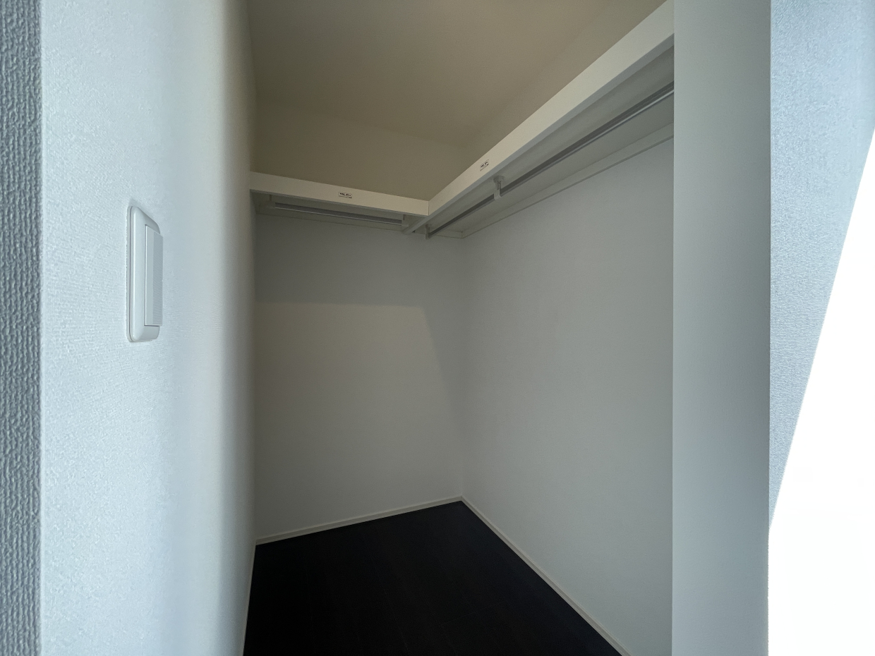 L字型にハンガーポールの付いた、オープンタイプのウォークインクローゼット