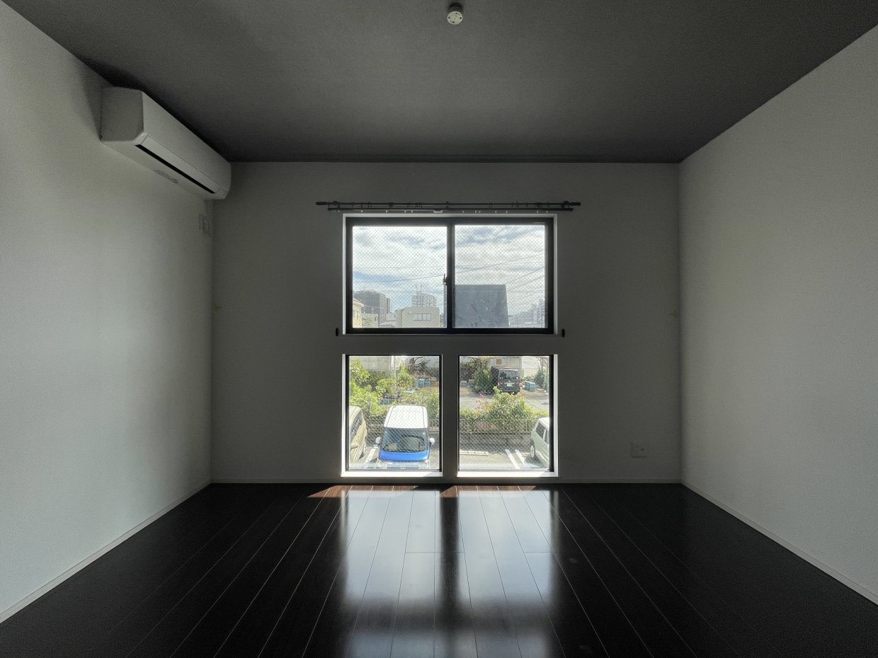 大きな窓が風景を切り取る