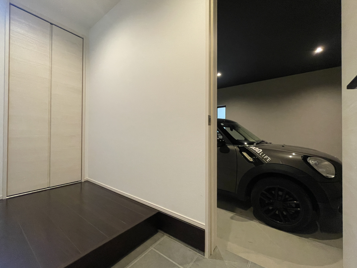 玄関から直接ガレージにアクセスできます