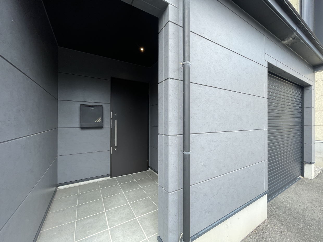 玄関ポーチ。目隠しで若干壁に囲われているのがいい