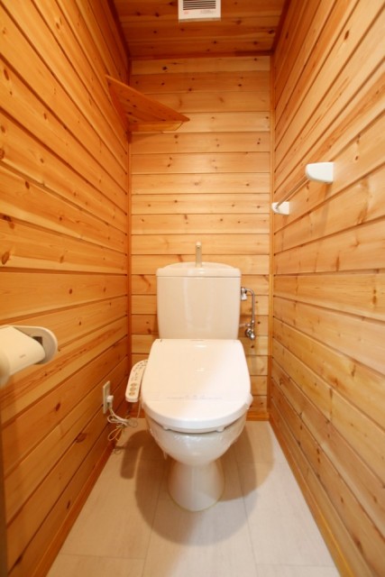 木材がいい感じのトイレ。