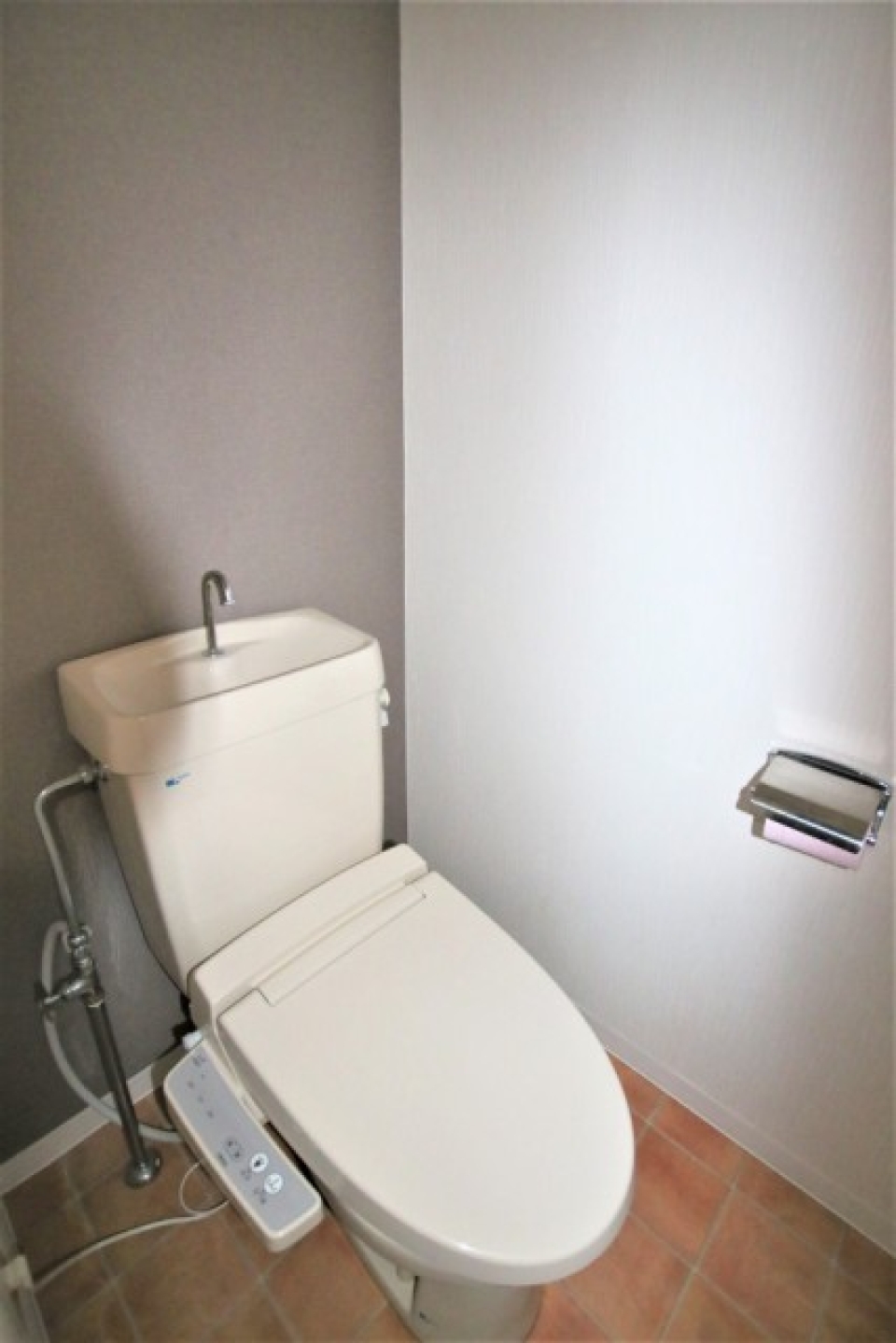 トイレ。グレーの壁とレンガ調の床がおしゃれ◎