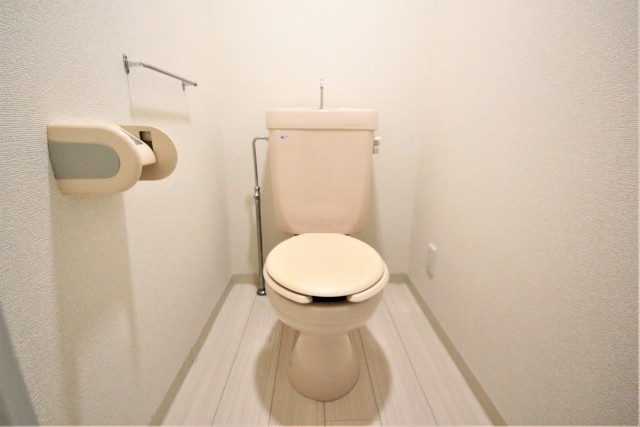 トイレはちょいレトロなので、落ち着く空間にアレンジしてみてくださいね