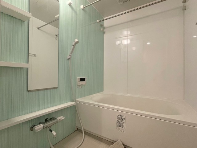お風呂は水色のストライプ。浴室乾燥もついているのがうれしい！