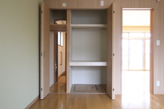 収納スペースもばっちり。左の収納は、玄関側からと両面アクセス可能。