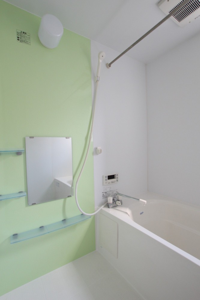 アップルグリーンが爽やかなバスルームは、浴室乾燥機付き