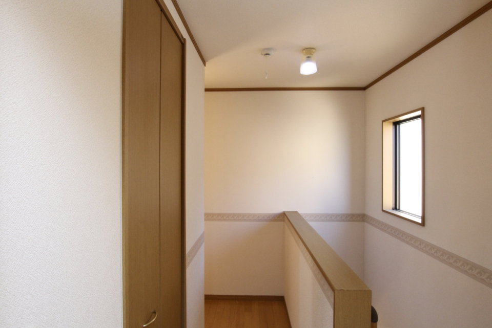 窓が至るところにあり明るい空間が確保されている