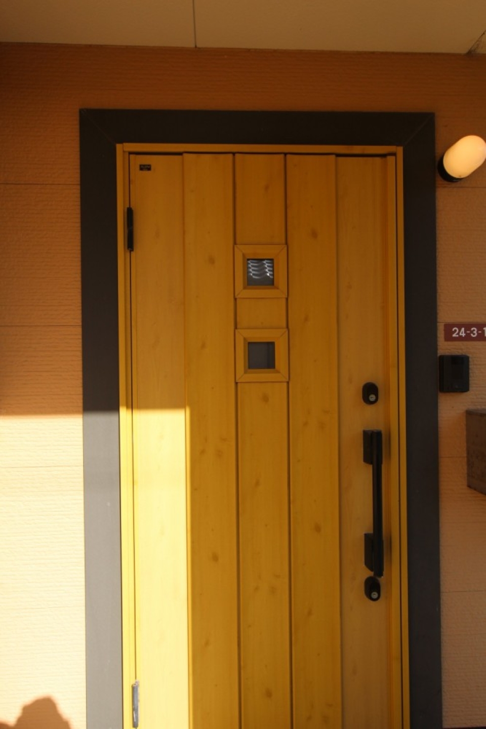 黄色の木製の玄関扉もお洒落。