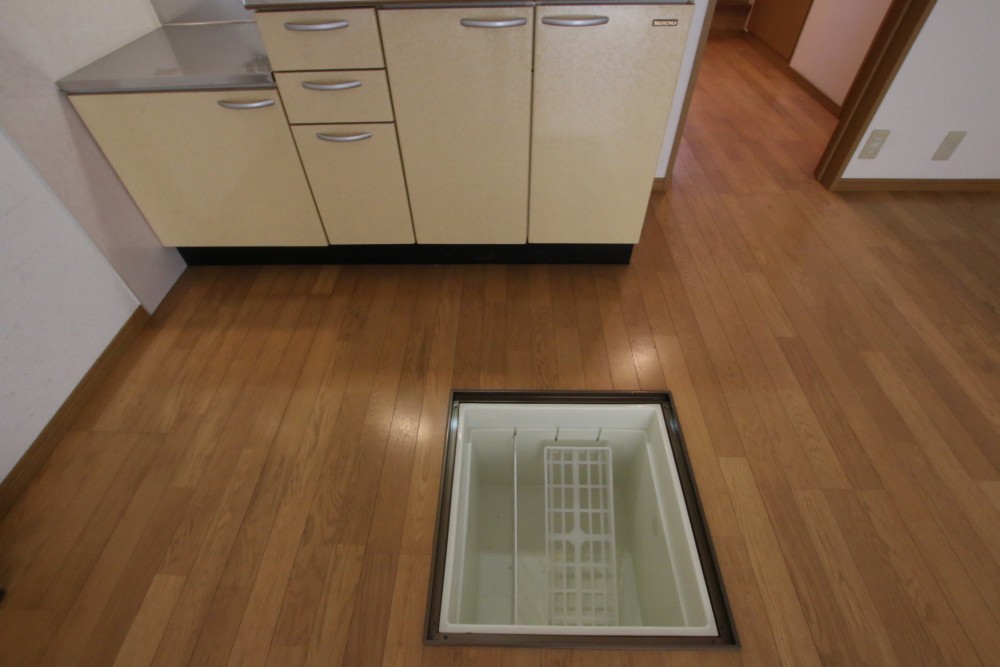 キッチン近くにあると便利、床下収納！