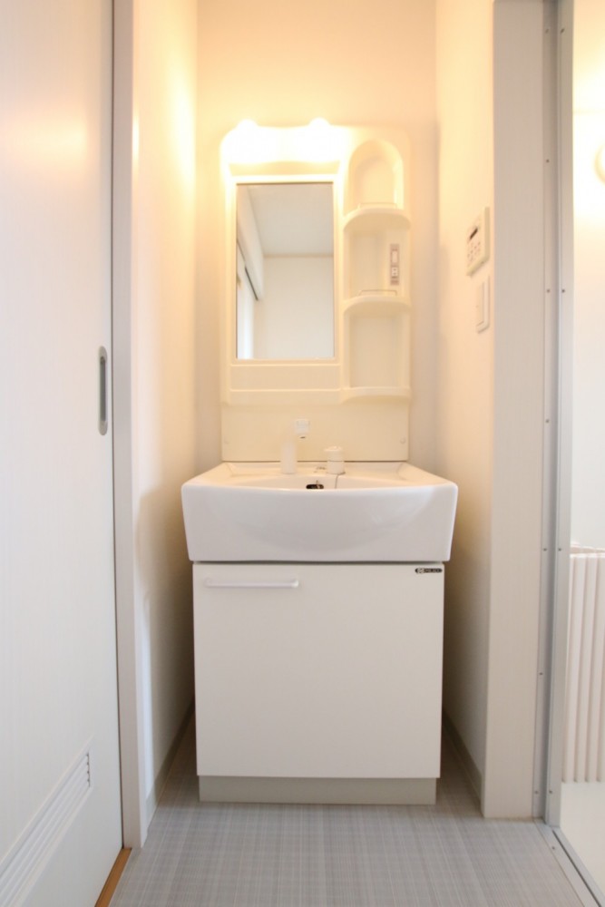洗面室は、コンパクトなドレッサーの設備でギュッと凝縮！