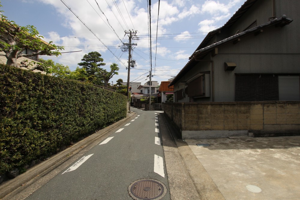 全面道路は2.3㍍の一方通行。