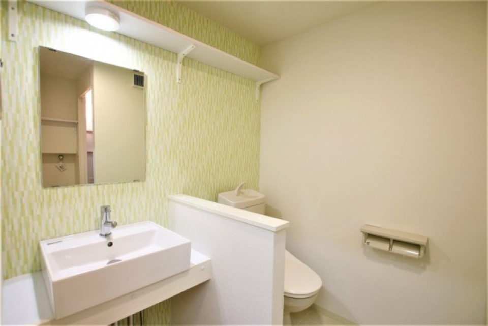 トイレと洗面スペースには壁があるの嬉しいですね。上のちょっとした棚もいい配慮です