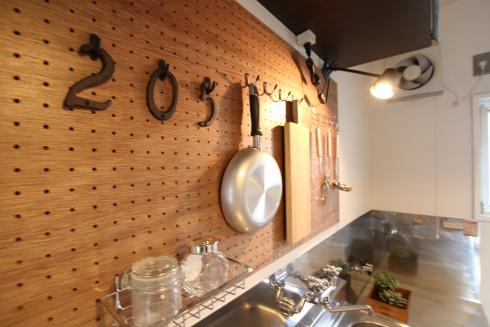 キッチンには調理器具など掛けることも可能。
