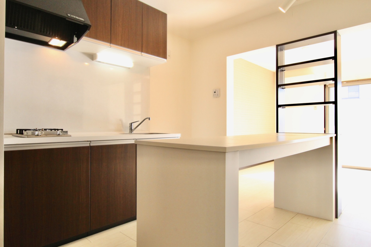 ひとり暮らしのお部屋には珍しい"アイランドカウンター"