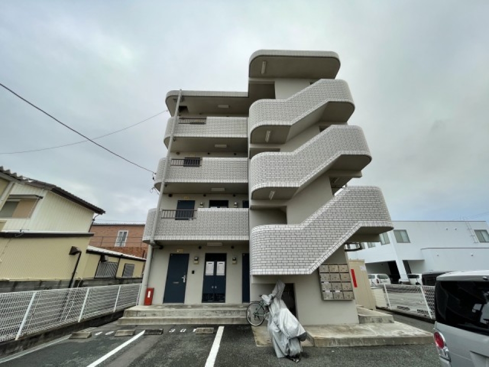 4階建ての鉄筋コンクリート造マンションです。