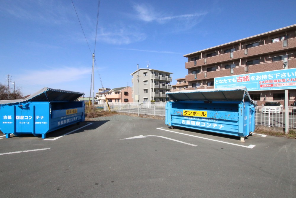 写真中央の建物が今回ご紹介のマンション。古紙ステーションが近いです。