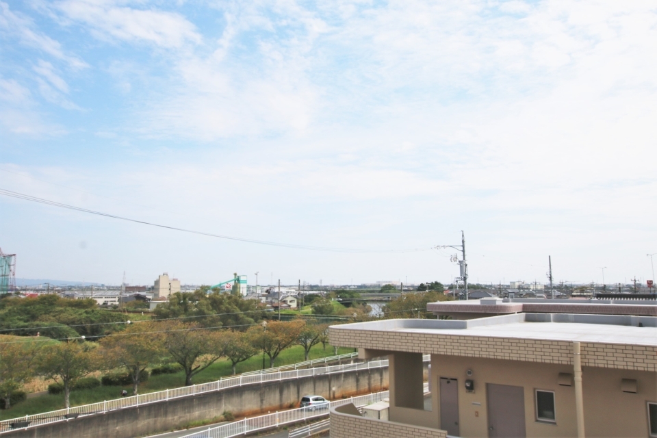 反対側には桜並木が見えて春は素敵な景色です！