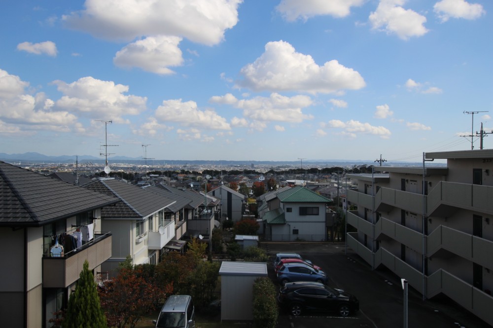 高台・半田山の3階のお部屋。秋空の気持ちよさは格別。