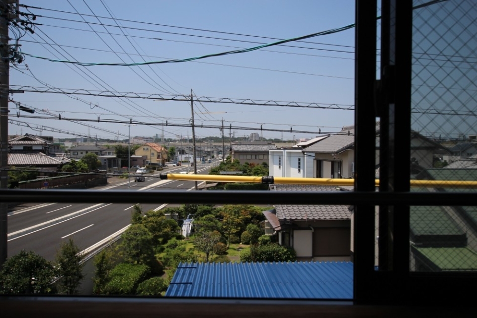 外を見れば赤電+上島駅北の新しい道沿い。