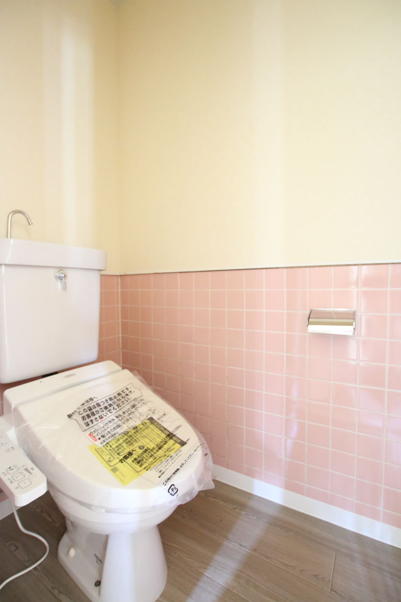 洗面台左手がトイレです。ピンクのタイル
※前回募集時の写真です