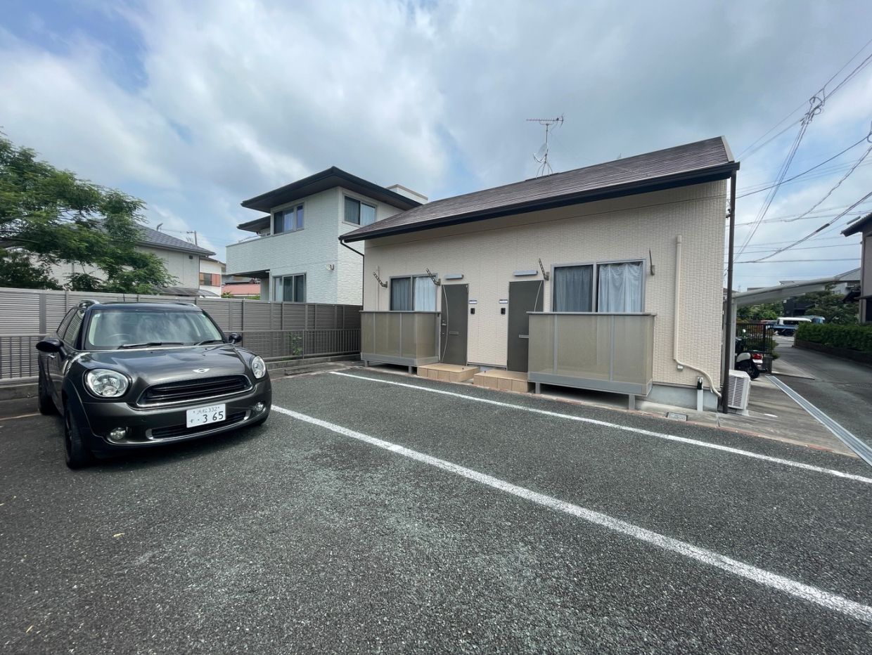 2戸で1棟の造りです。外観は平屋のように見えますが2階建てです。