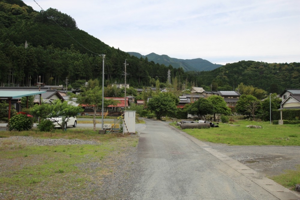 四方を杉や檜の山に囲まれた自然豊かな町。