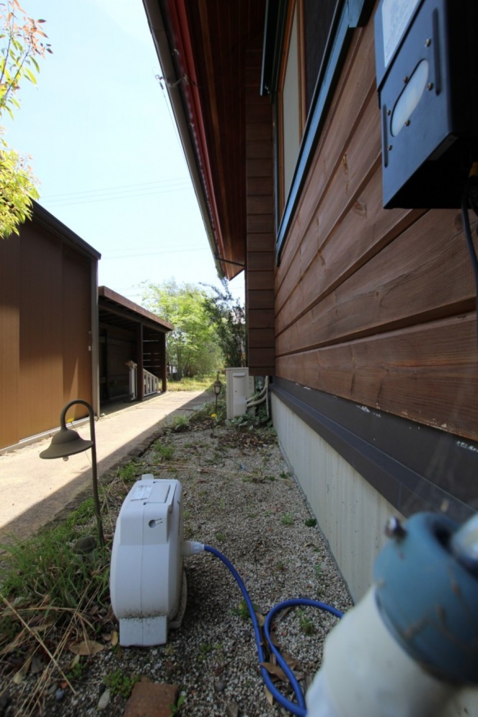 屋外の物置小屋も本格的。