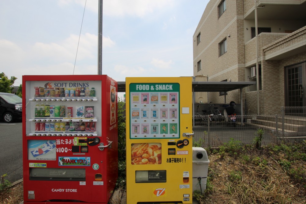 マンション敷地内に飲料水とお菓子の自販機あります。